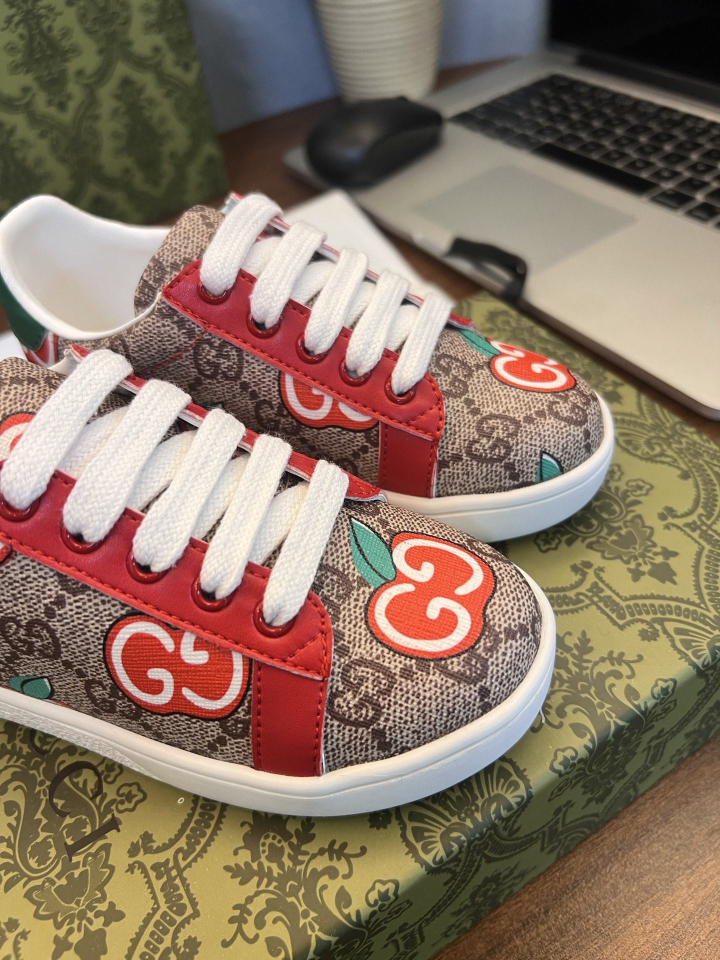 Children's shoes child